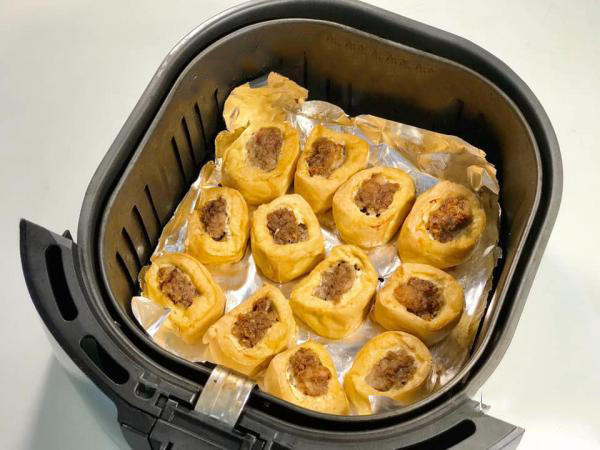 Bạn nên lót giấy bạc ở đáy giỏ để đảm bảo thức ăn chín đều