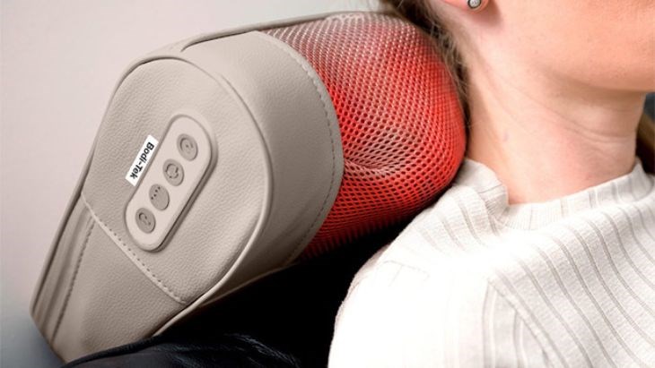 Gối massage Rio Beauty BT-MANO-EU áp dụng kỹ thuật massage 3D Shiatsu kết hợp với nhiệt hồng ngoại giúp xoa bóp, giảm căng cơ