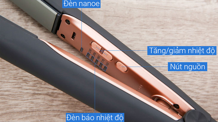 Bảng điều khiển nhiệt độ trên một chiếc máy duỗi tóc