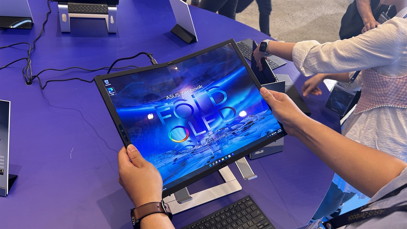 ASUS ra mắt Zenbook 17 Fold OLED