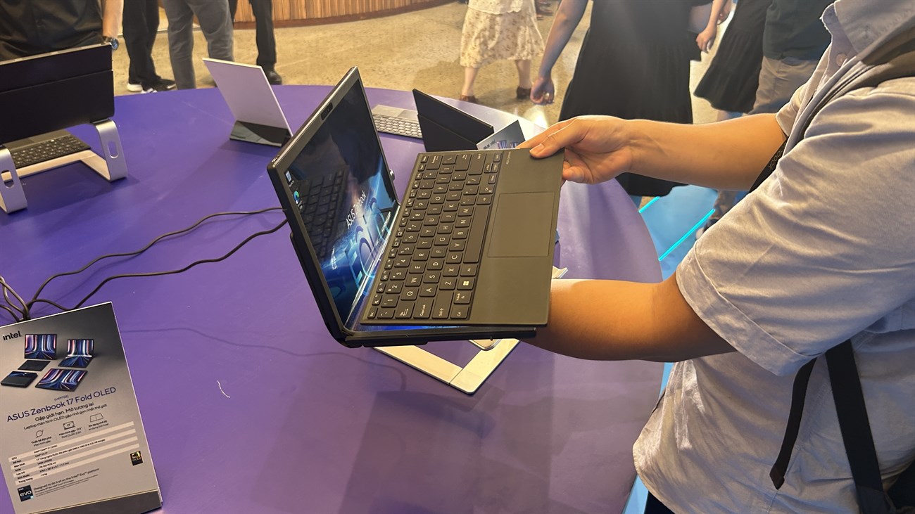 ASUS ra mắt Zenbook 17 Fold OLED