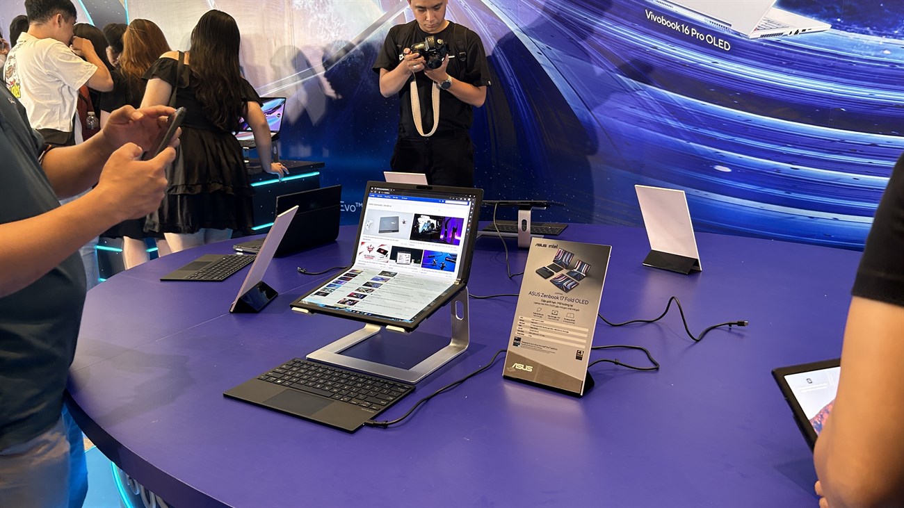 ASUS ra mắt Zenbook 17 Fold OLED
