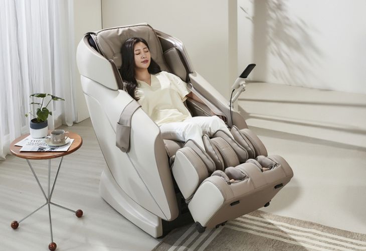 Thư giãn bằng ghế massage cũng là một cách giúp cơ thể điều chỉnh nồng độ Adrenaline