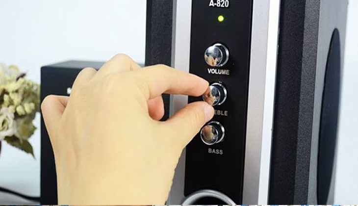 Trường hợp văn âm thanh quá lớn, bạn tắt amply và vặn volume về mức nhỏ hơn trước khi bật là được