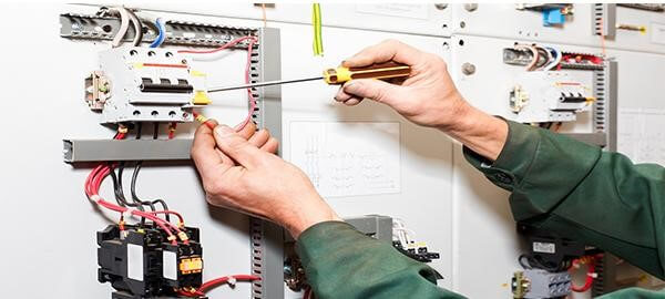 Đấu trực tiếp aptomat chống giật vào nguồn điện đầu vào.
