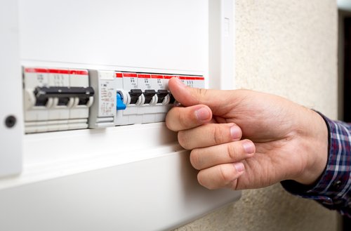 Ngắt nguồn điện của các thiết bị đang sử dụng