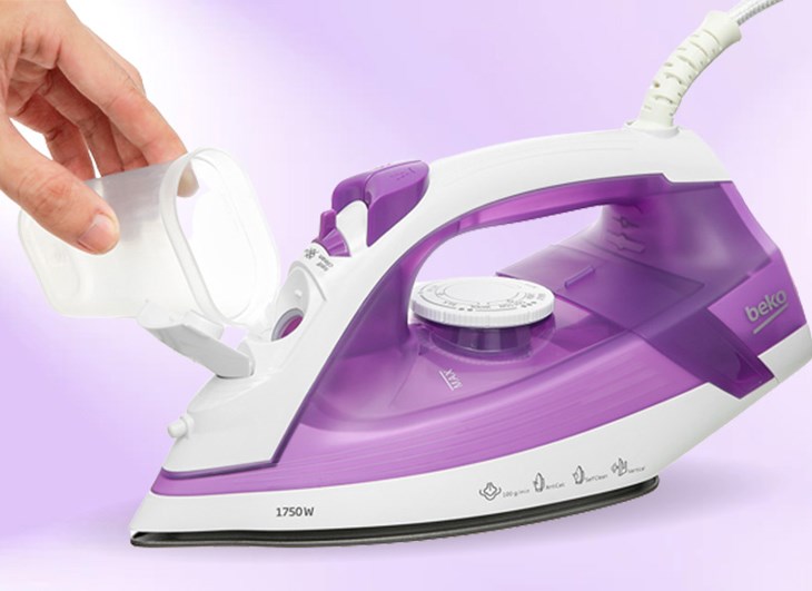 Bàn ủi hơi nước Beko SIM3617 1750W sở hữu bình chứa dung tích 220ml, ủi được khoảng 3 - 4 bộ quần áo cho một lần châm nước