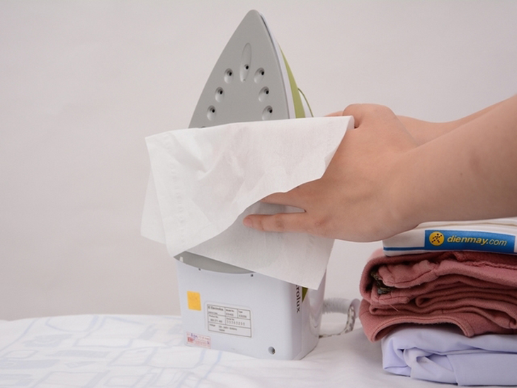 Bàn ủi hơi nước có ủi khô được không? Không chế nước có bị hư không?