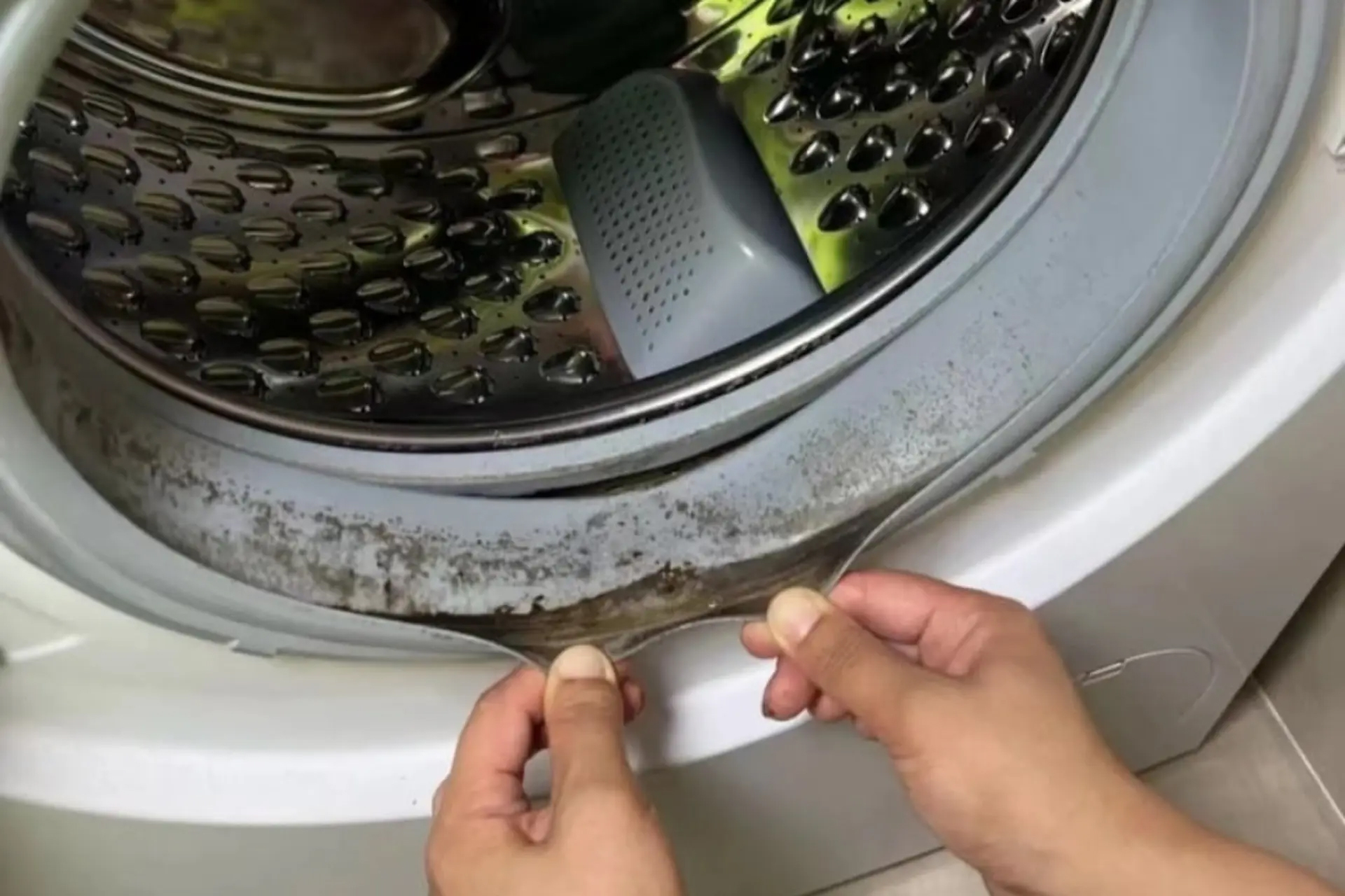 Các chấm đen là cặn bẩn từ lồng giặt bám ngược lại vào quần áo