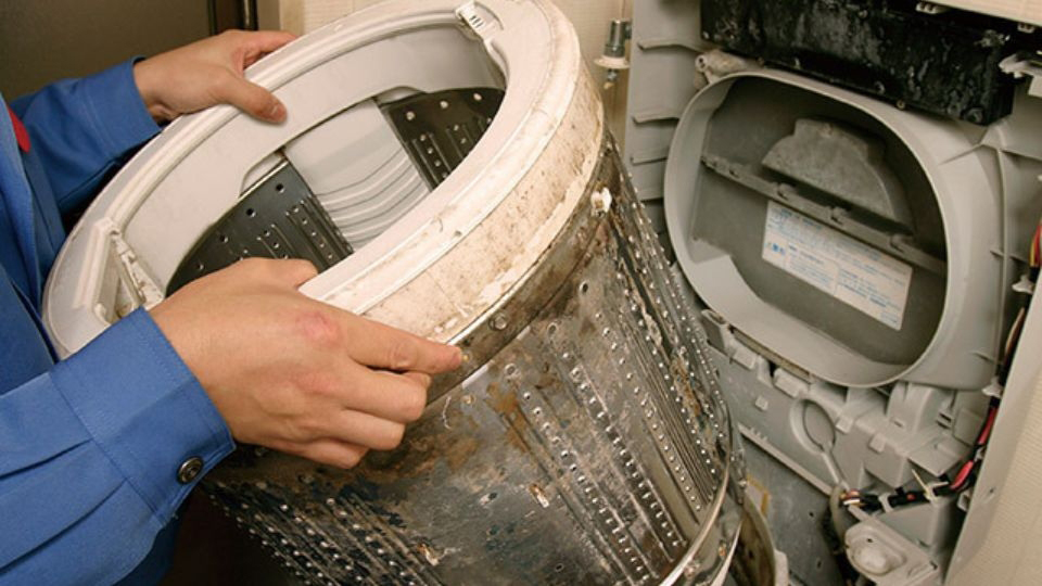 Vệ sinh có tháo lồng giúp làm sạch triệt để cặn bẩn ở mặt ngoài lồng giặt