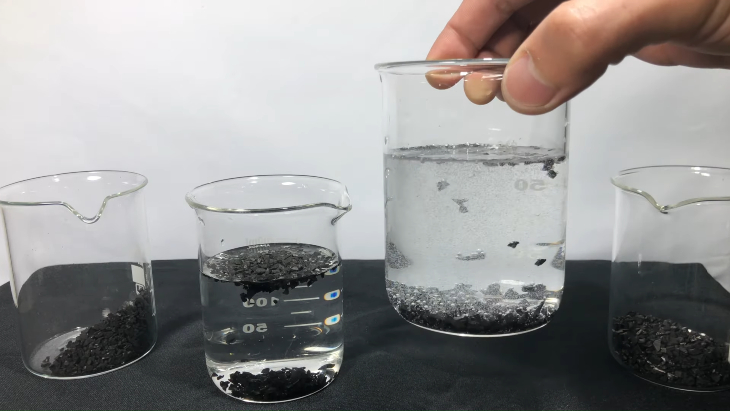 Than hoạt tính sủi bọt khí khi cho vào nước