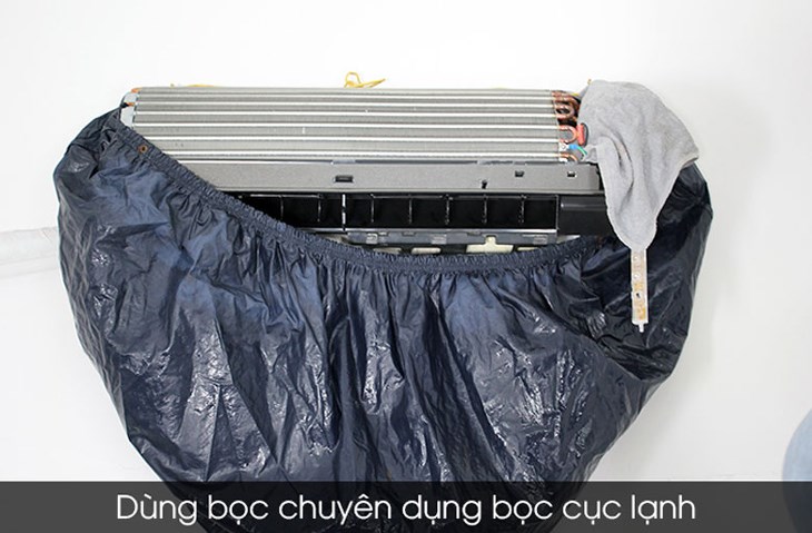 Bạn bọc toàn bộ thân máy lạnh bằng áo vệ sinh đủ lớn