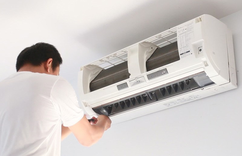 Lắp ráp các bộ phận của máy lạnh sau khi làm vệ sinh