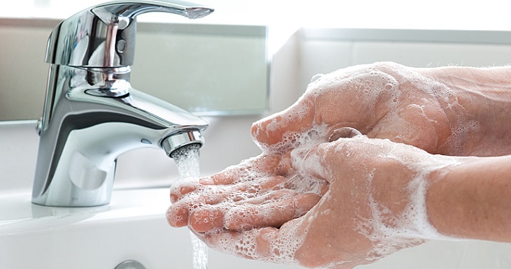 Bạn cần thường xuyên rửa tay bằng xà phòng để phòng tránh bệnh đau mắt đỏ