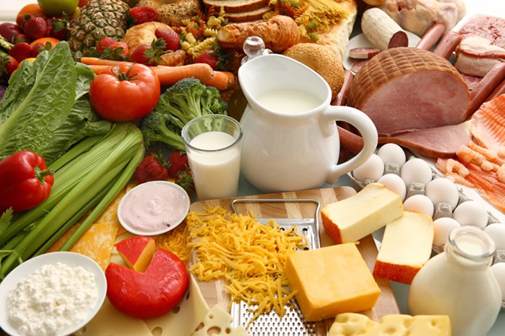 Bạn nên duy trì chế độ ăn uống với đầy đủ chất dinh dưỡng cần thiết, hạn chế chất béo, dầu mỡ và hạn chế ăn mặn.