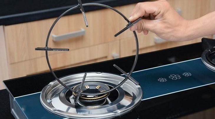 Tuy kiềng bếp dễ tháo để lau chùi nhưng vẫn mất khá nhiều công sức vệ sinh của bạn