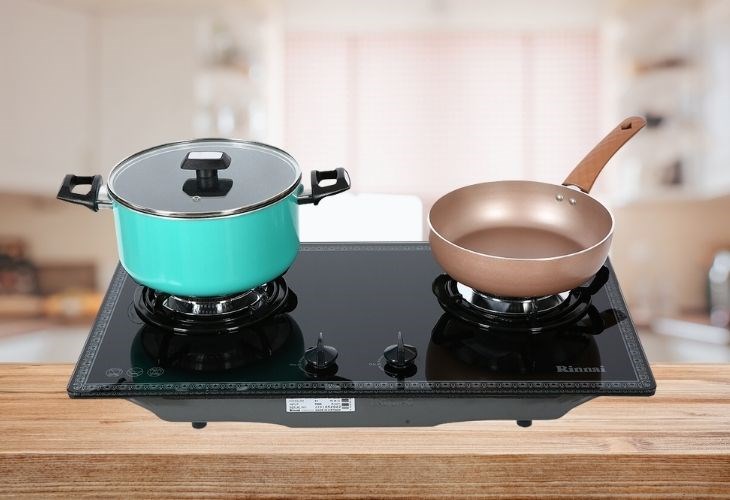 Bếp ga âm Rinnai với ưu điểm 2 vùng nấu giúp nấu được nhiều món cùng lúc