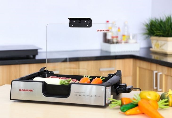 Bếp nướng điện Sunhouse SHD4603 1500W có phần nắp kính cường lực giúp giữ nhiệt hiệu quả