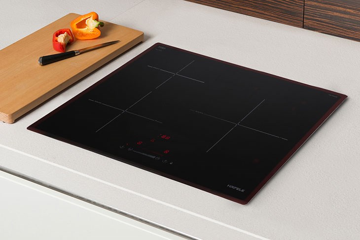 Bếp từ 3 vùng nấu lắp âm Hafele HC-I603D (536.61.631) được cấu tạo từ mặt bếp, vùng nấu, cuộn dây từ, bảng điều khiển, đèn hiển thị, bảng mạch và chân đế