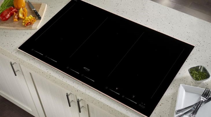 Bếp từ đa vùng nấu Smeg SIM693WLDR (535.64.169) trang bị mặt kính cường lực Ceramic - Smeg cao cấp, sáng bóng, chịu lực và chịu nhiệt tốt