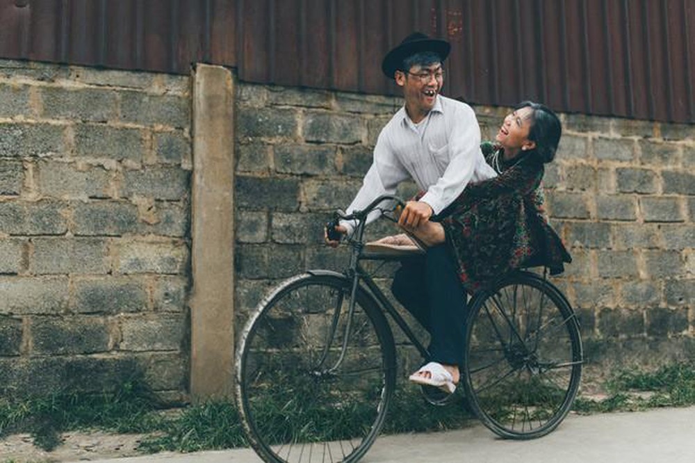 chở nhau trên xe đạp