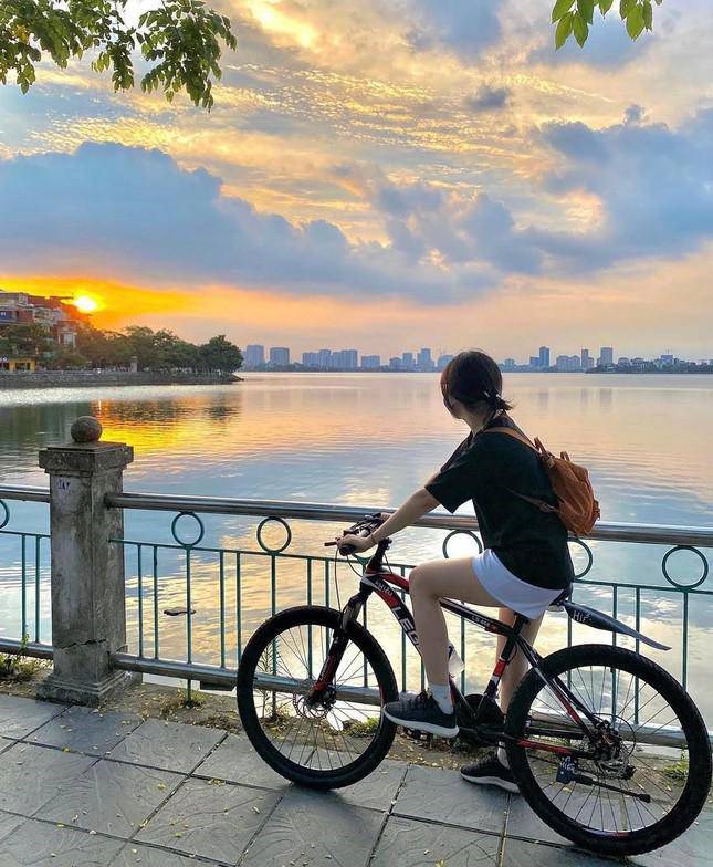 Ngồii trên xe nhìn về phía phong cảnh