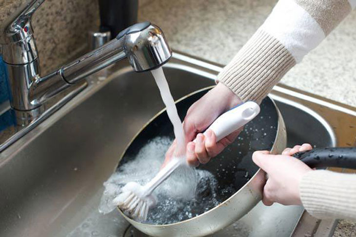 Không nên rửa chảo ngay sau khi đun nấu mà nên ngâm chảo vào nước lạnh.