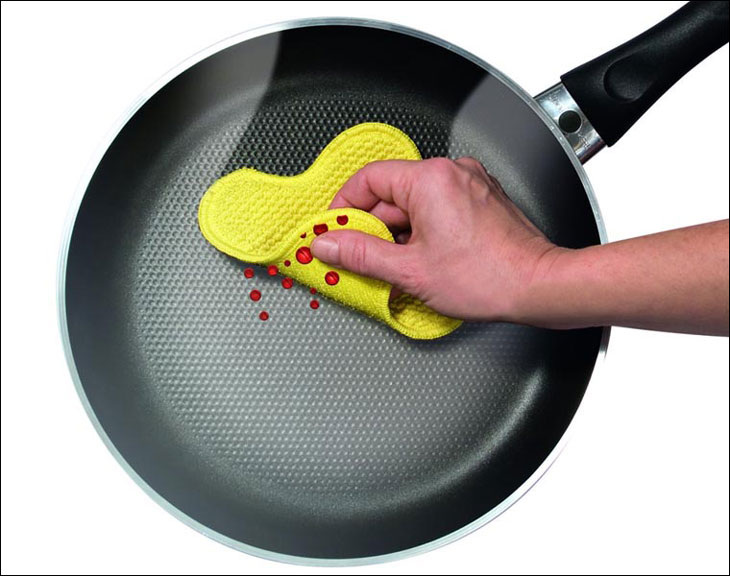 Thoa 1 lớp dầu ăn lên lớp chống dính của chảo trước khi cất giữ