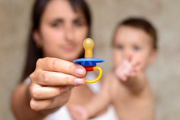 Dùng biện pháp “mạnh” để cai ti giả cho bé