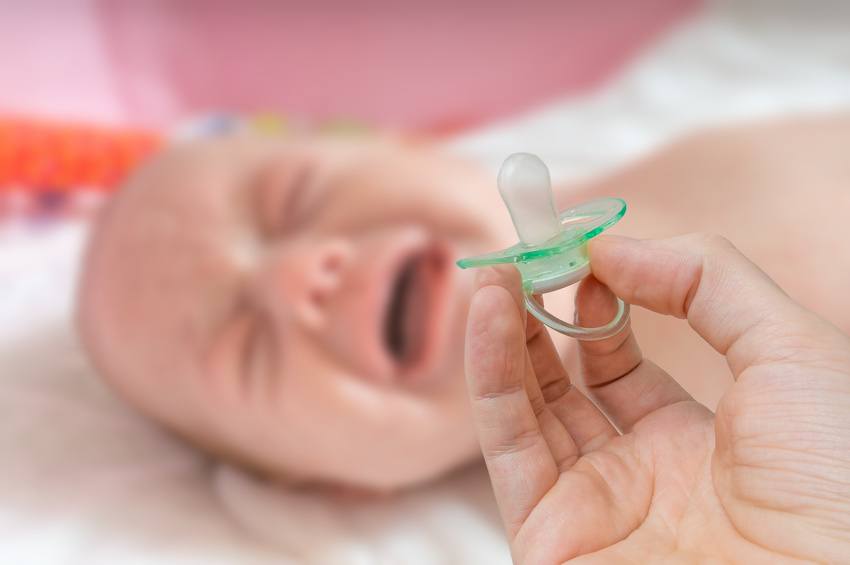 Thời điểm không nên cho bé ngậm núm vú giả