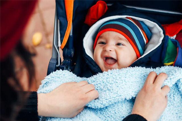 Cho bé mặc quần áo nhiều lớp
