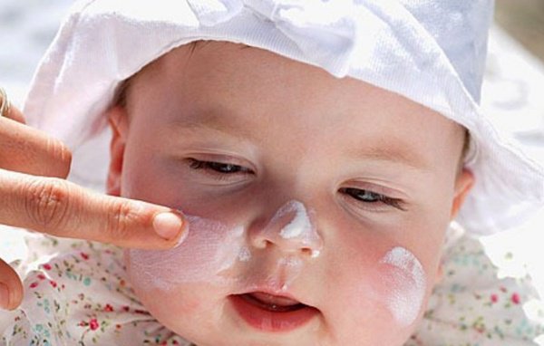 Chuẩn bị sẵn áo chống nắng cho bé