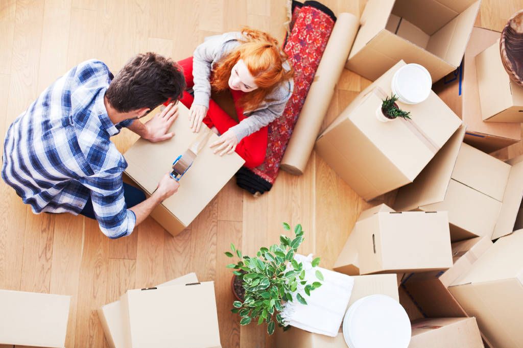 Đặt các đồ dùng cá nhân trong hộp đựng