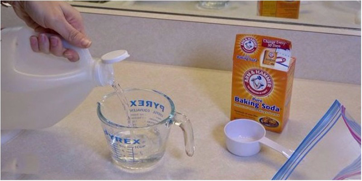 rửa sạch bình với baking soda khi mới mua về