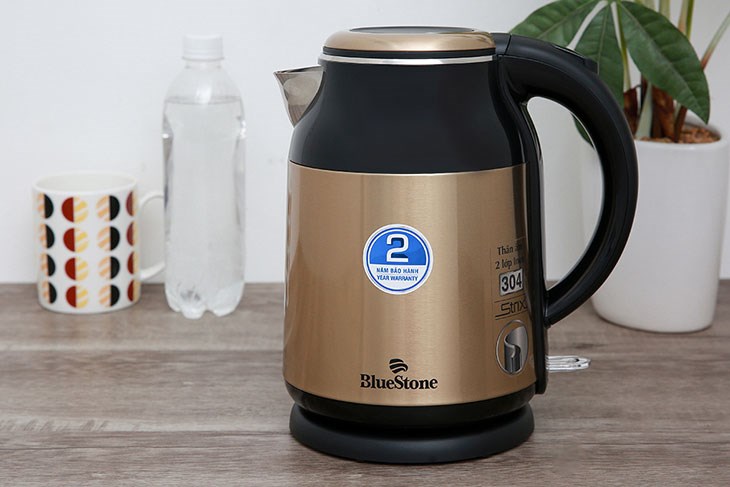 Bình đun siêu tốc BlueStone 1.8 lít KTB-3369 có màu đen vàng đồng sáng bóng, sang trọng, bắt mắt, tăng tính thẩm mỹ cho mọi gian bếp hiện đại