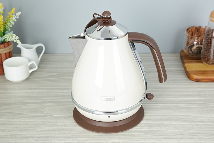 Bình đun siêu tốc Delonghi 1.7 lít KBOV2001.BG nổi bật với thiết kế cổ điển, màu be trang nhã