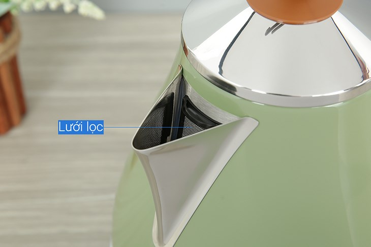 Bình đun siêu tốc Delonghi được trang bị lưới lọc cặn, đảm bảo nguồn nước ra được trong, không vướng cặn