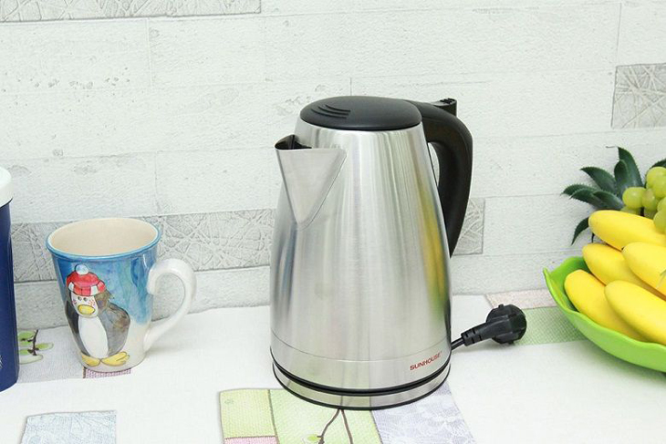 Bình đun siêu tốc Sunhouse 1.7 lít SHD 1370 sở hữu vỏ ngoài chất liệu inox, cách nhiệt tốt, bền bỉ