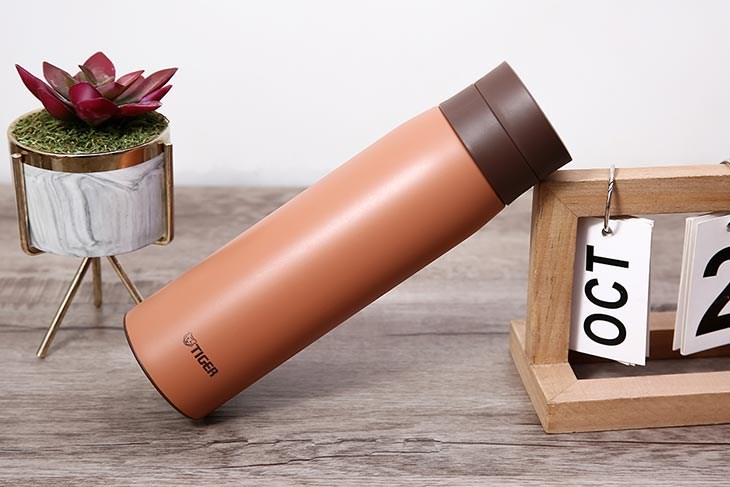 Bình giữ nhiệt inox 500 ml Tiger MCY-K050DSV được thiết kế đơn giản, màu sắc sang trọng, dung tích 500 ml tiện đựng các loại nước