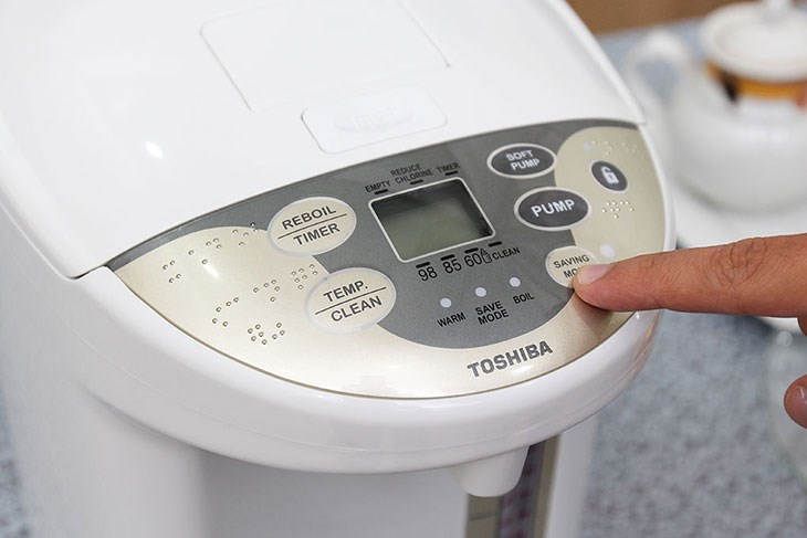 Bình thủy điện Toshiba PLK-45SF(WT)VN 4.5 lít dễ sử dụng, phù hợp với cả người cao tuổi nhờ điều khiển nút nhấn đơn giản