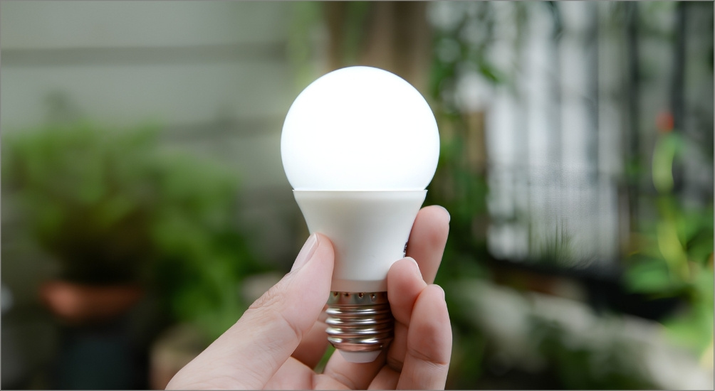 Bóng đèn LED phù hợp lắp đặt tại các không gian học tập của trẻ nhỏ, bàn làm việc của học sinh