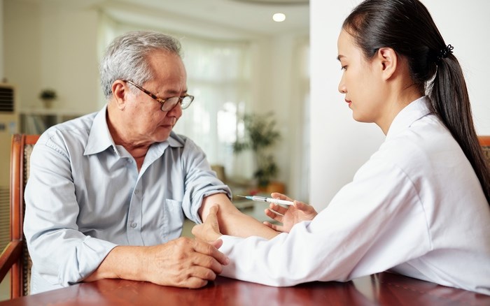 Người già và trẻ nhỏ bị suy giảm hệ miễn dịch và không thể chống lại các bệnh vặt như cúm