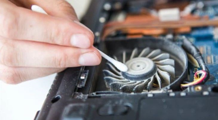 Vệ sinh định kỳ bằng cách làm sạch các bộ phận làm mát giúp duy trì hiệu suất làm mát tối ưu, giảm nhiệt độ hoạt động và bảo vệ các linh kiện bên trong máy tính