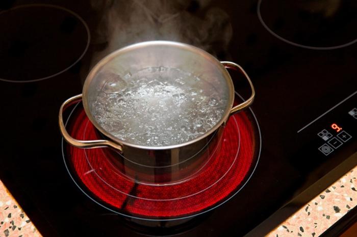 Nấu nước ở nhiệt độ quá cao có thể làm trào nước gây hỏng bếp