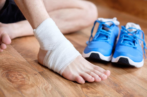 Khi mới chạy xe đạp bạn sẽ gặp tình trạng chấn thương mắt cá chân và khớp cổ chân