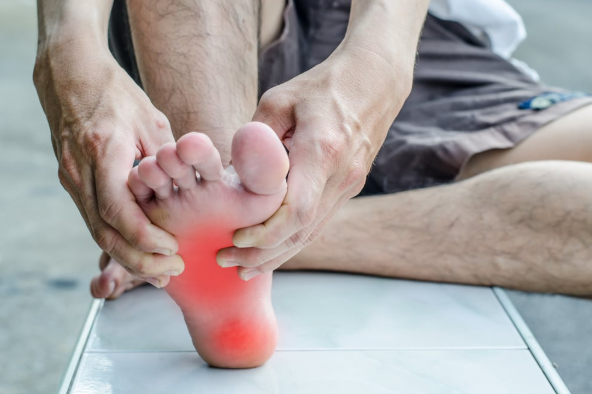 Nóng, ngứa ran ở ngón chân xảy ra khi bạn chọn giày không phù hợp