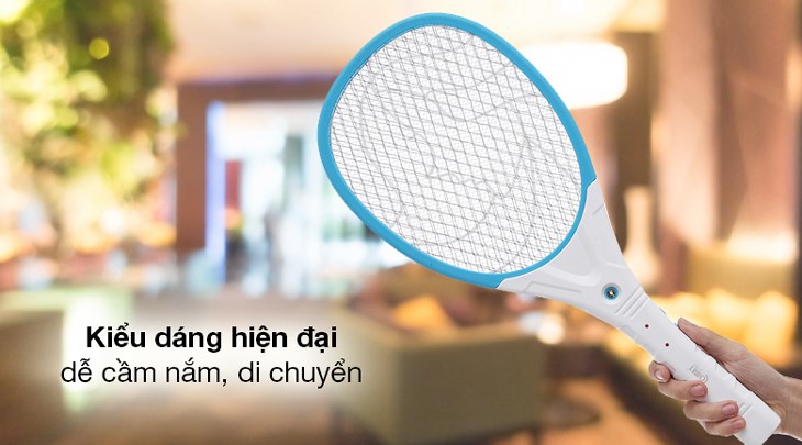Vợt muỗi Comet CP045 khoác trên mình gam màu trắng - xanh trẻ trung và kích thước gọn gàng, dễ dàng cầm nắm
