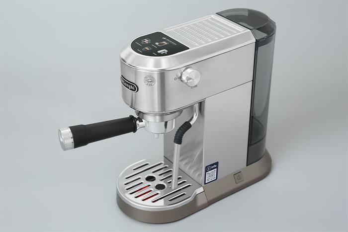 Máy pha cà phê Delonghi EC890.M là dòng máy pha cà phê bán tự động, cho phép pha nhiều tách liên tiếp mà không phải châm nước liên tục