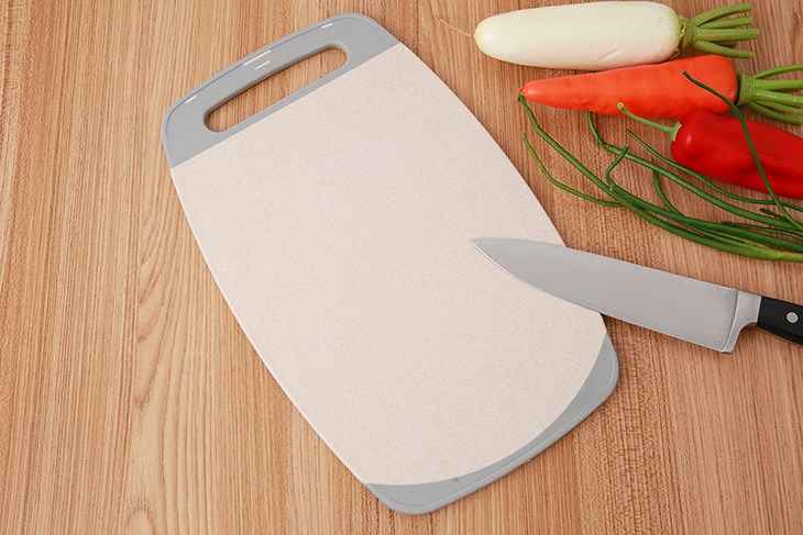 Thớt lúa mạch oval 35 x 22 cm Delites LD-CB001B được làm từ rơm lúa mạch và nhựa PP không chứa BPA