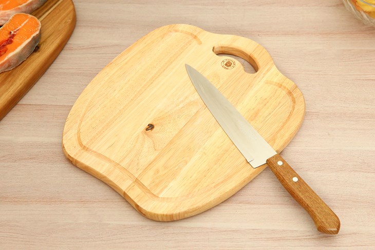 Thớt thái gỗ quả táo 32 cm Trường Sơn A32 sở hữu hình dạng độc đáo, tạo điểm nhấn cho gian bếp